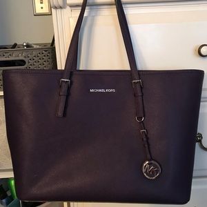 Michael Kors Jet Set Large Zip Top Tote - Plum